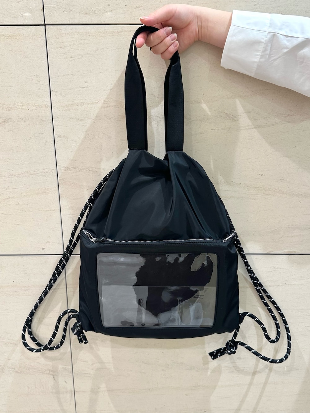 ブラック系のバックパック/リュックを着用したレディースの秋コーディネートの5枚目の写真