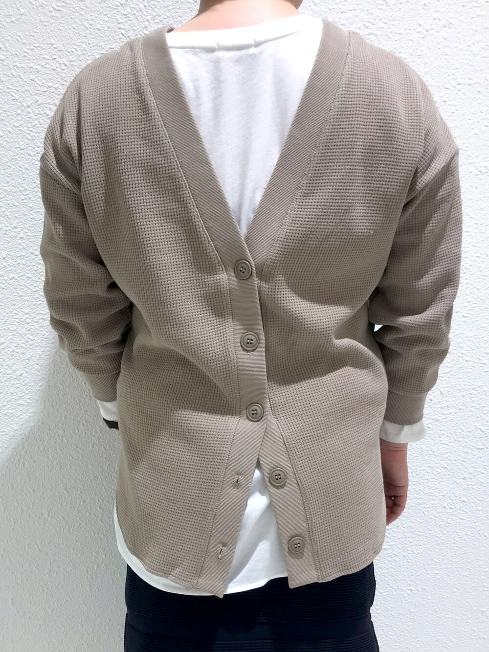 ベージュ系のカーディガン/ボレロ、ブルー系のスカートを着用したレディースの春コーディネートの2枚目の写真