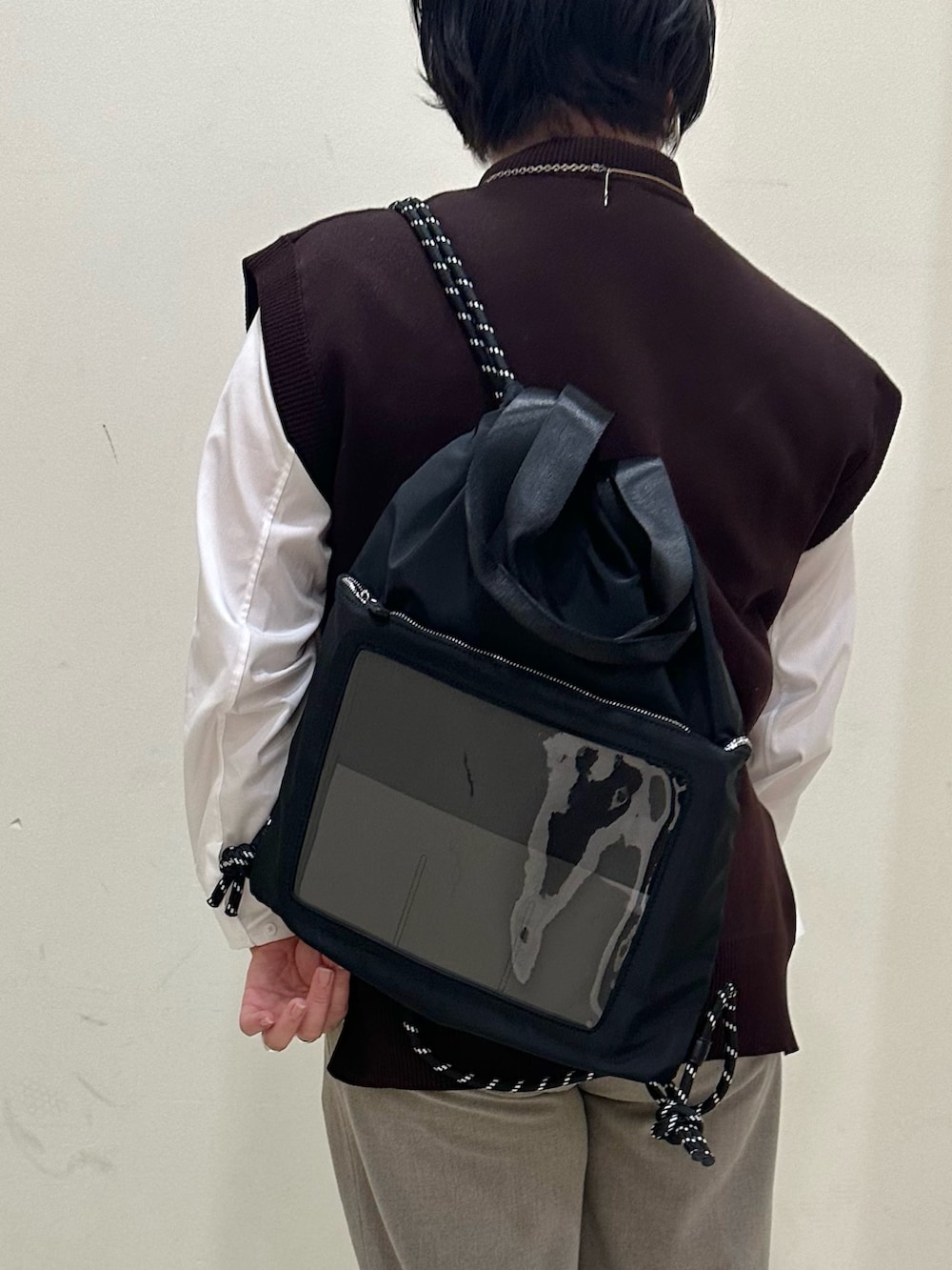 ブラック系のバックパック/リュックを着用したレディースの秋コーディネートの4枚目の写真