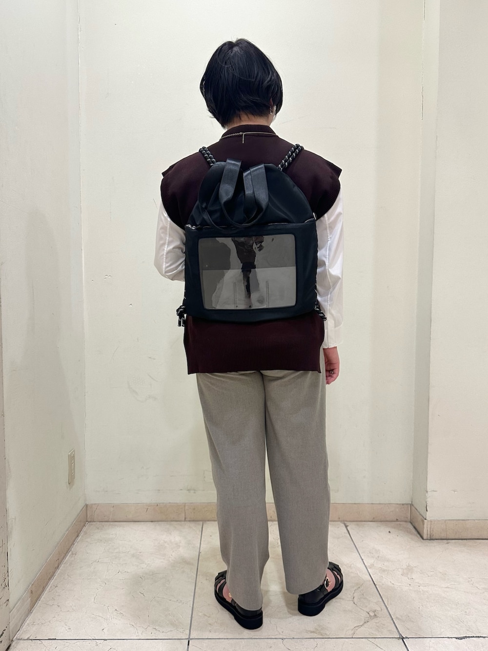 ブラック系のバックパック/リュックを着用したレディースの秋コーディネートの3枚目の写真