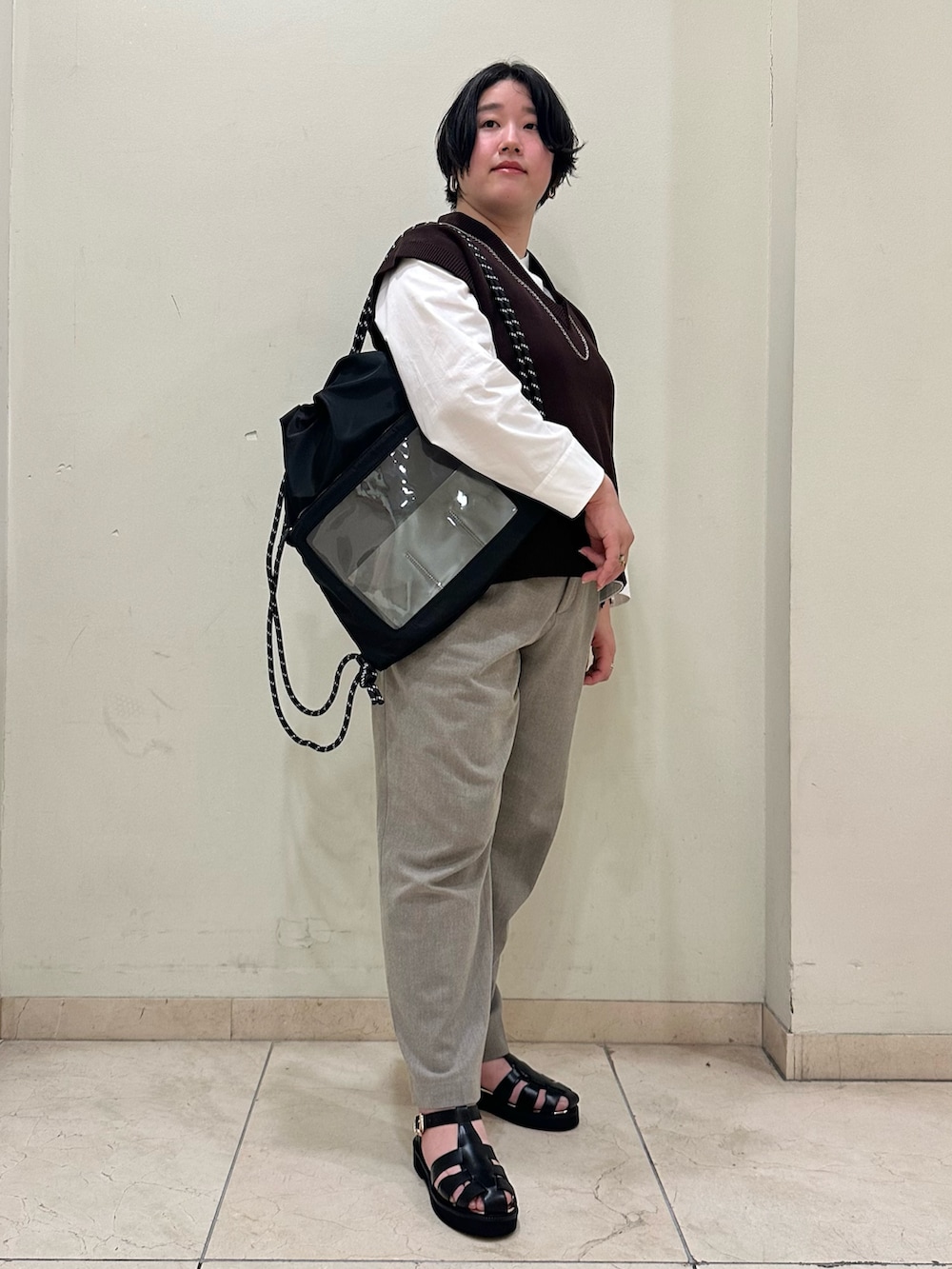 ブラック系のバックパック/リュックを着用したレディースの秋コーディネートの2枚目の写真