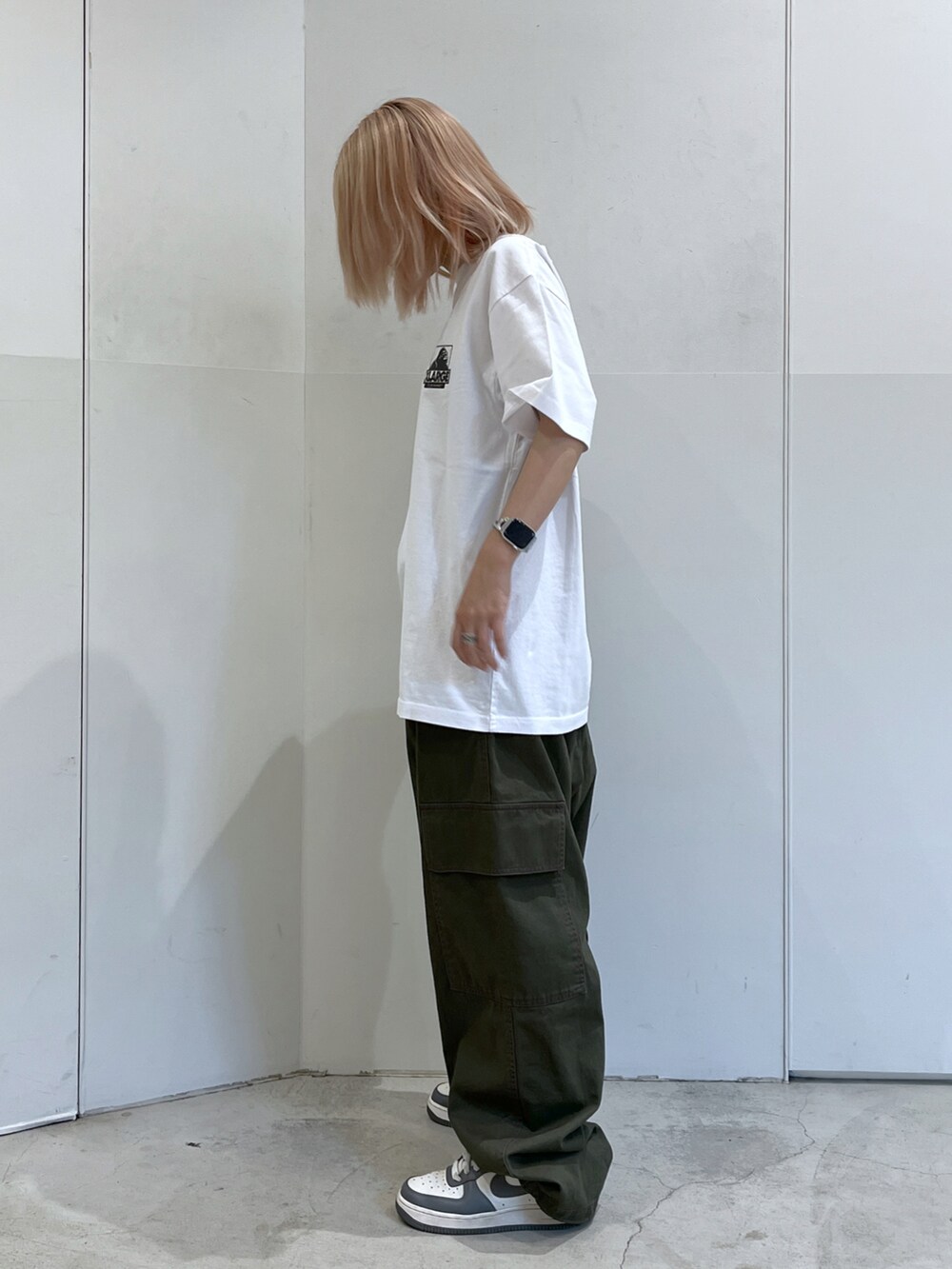 「XLARGEのSTITCHED RESORT CARGO PANTS（カーゴパンツ、グリーン系）」を使った、Raさん（レディース・156cm）の夏コーディネートの4枚目の写真