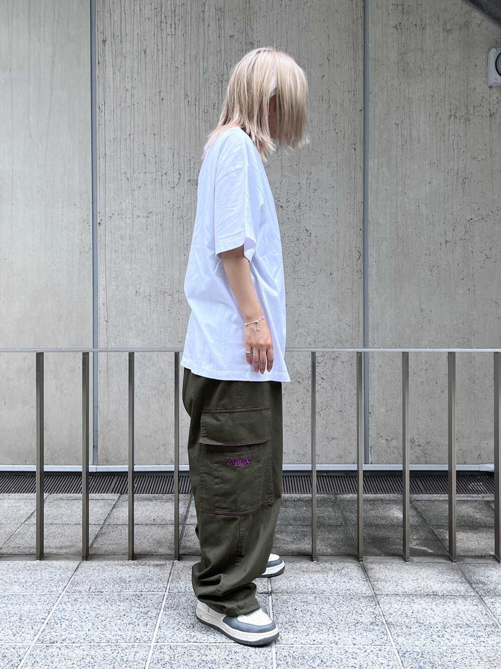 「XLARGEのSTITCHED RESORT CARGO PANTS（カーゴパンツ、グリーン系）」を使った、Raさん（レディース・156cm）の夏コーディネートの4枚目の写真