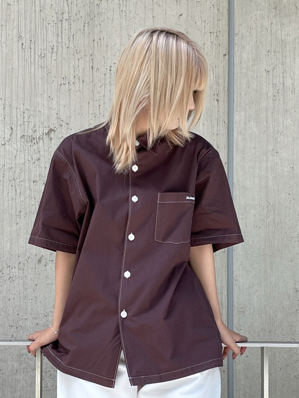 「XLARGEのSTANDARD LOGO ZIP WORK SHIRT（シャツ/ブラウス、ブラウン系）」を使った、Raさん（レディース・156cm）の夏コーディネートの4枚目の写真