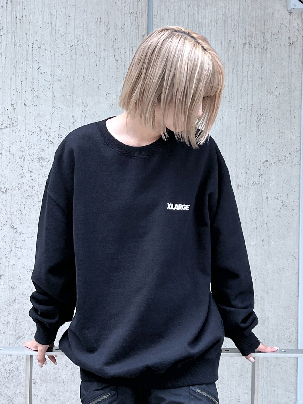 「XLARGEのTWO TONE BACKSIDE OG CREWNECK SWEAT（スウェット、ブラック系）」を使った、Raさん（レディース・156cm）の夏コーディネートの2枚目の写真