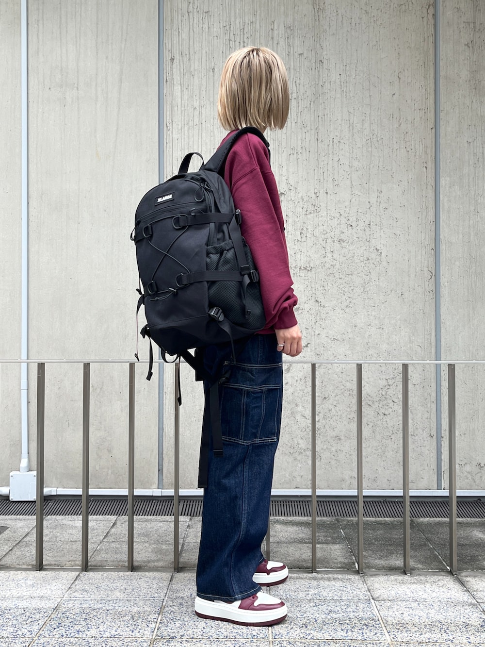 「XLARGEのSTANDARD LOGO TRUCK HOOK BACKPACK（バックパック/リュック、ブラック系）」を使った、Raさん（レディース・156cm）の夏コーディネートの2枚目の写真