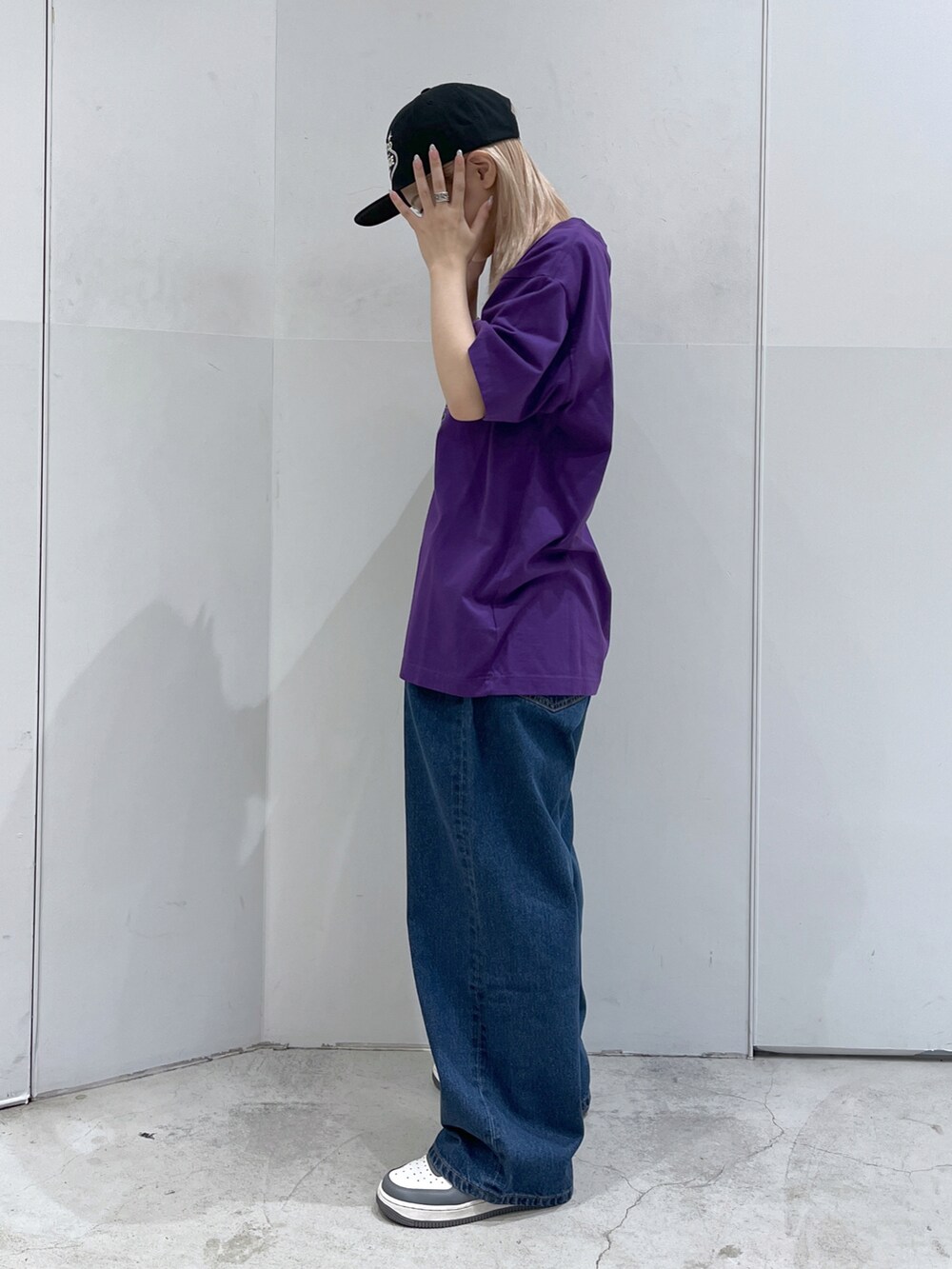 「XLARGEのRADIO LOGO S/S TEE/ グラフィック　半袖　Tシャツ（Tシャツ/カットソー、パープル系）」を使った、Raさん（レディース・156cm）の夏コーディネートの3枚目の写真