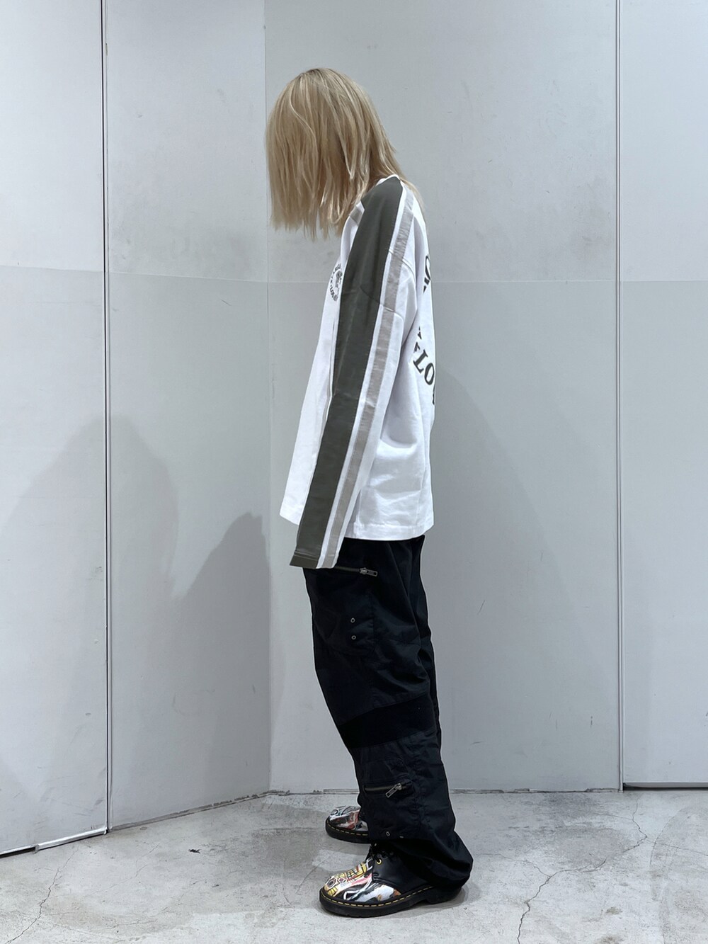 「XLARGEのACTION CARGO PANTS（カーゴパンツ、ブラック系）」を使った、Raさん（レディース・156cm）の夏コーディネートの3枚目の写真