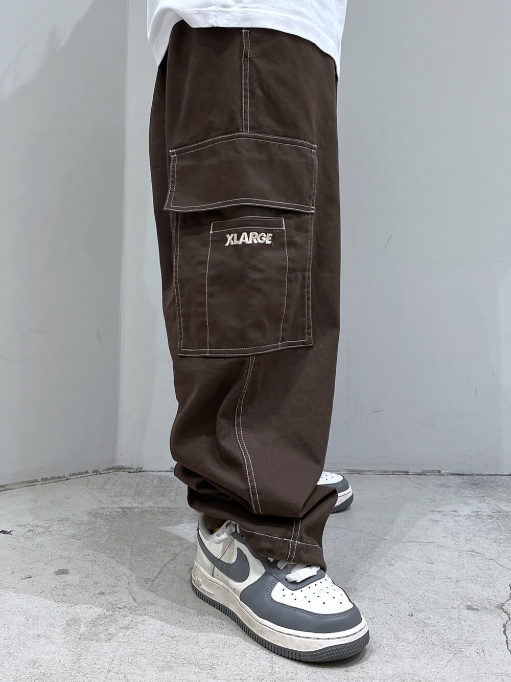 「XLARGEのSTITCHED RESORT CARGO PANTS（カーゴパンツ、ブラック系）」を使った、Raさん（レディース・156cm）の夏コーディネートの4枚目の写真