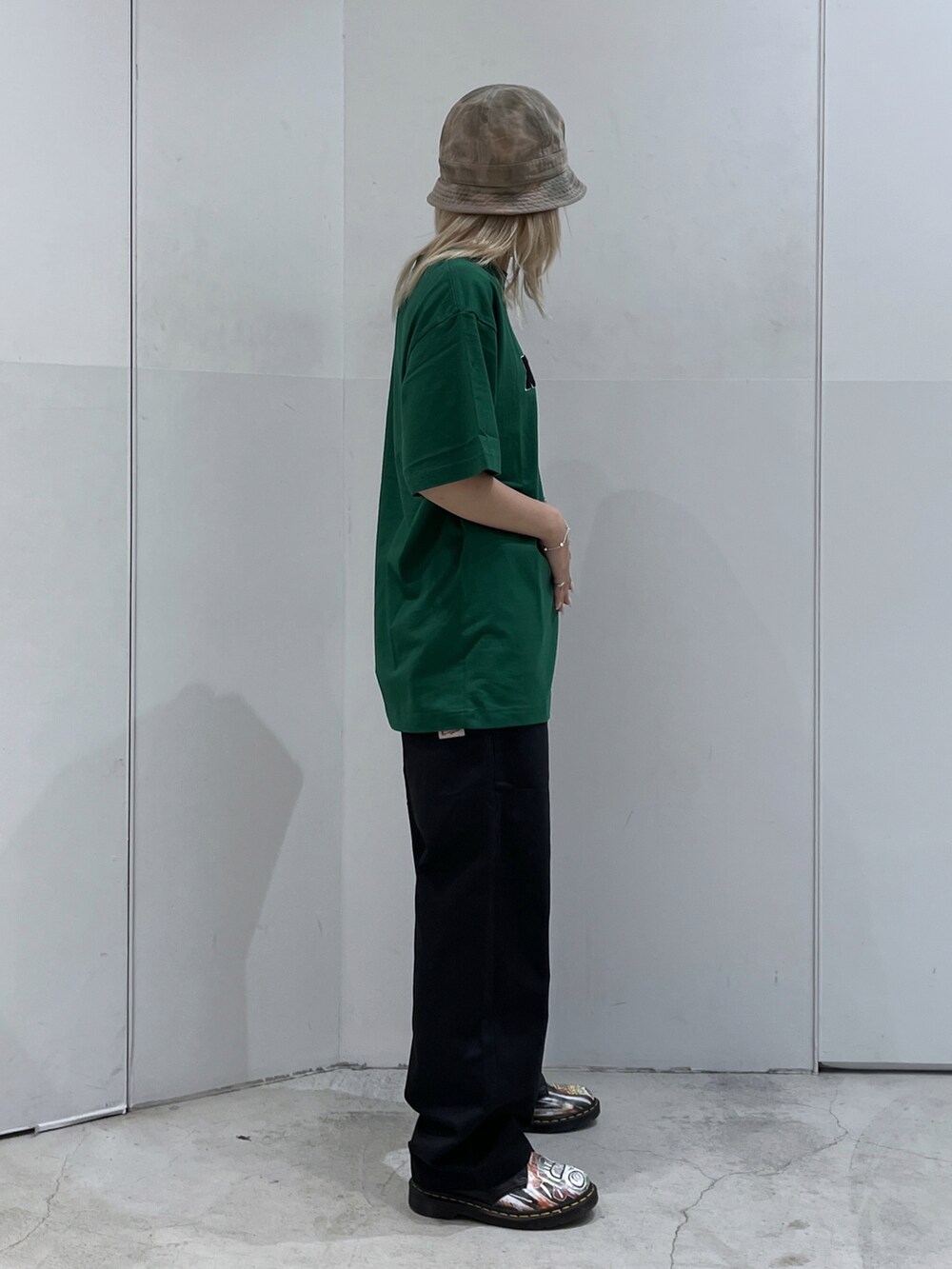 「XLARGEのWORK PANTS（その他パンツ、ブラック系）」を使った、Raさん（レディース・156cm）の夏コーディネートの4枚目の写真