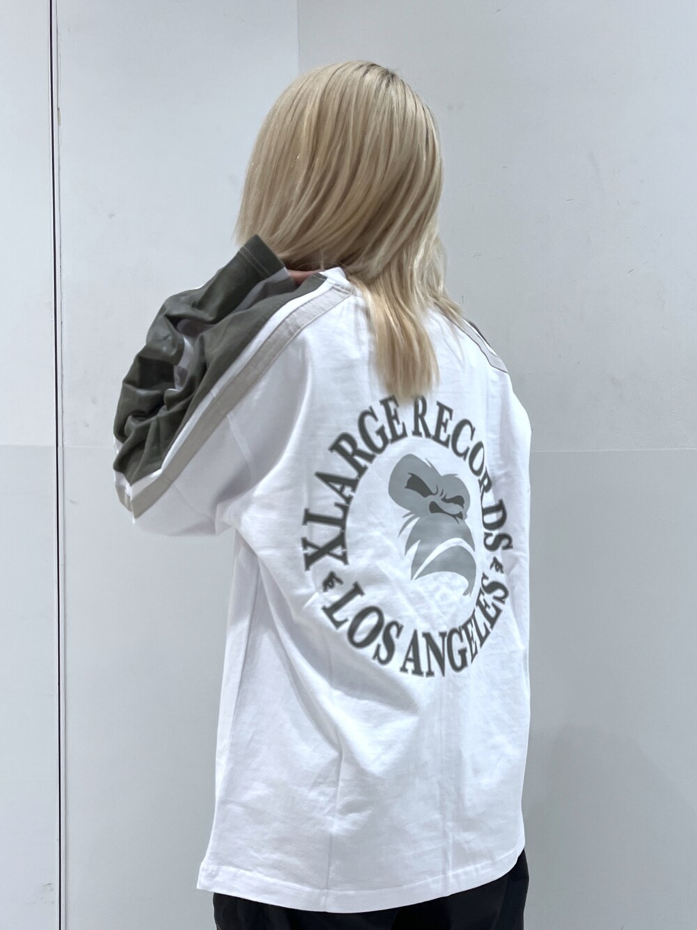 「XLARGEのACTION CARGO PANTS（カーゴパンツ、ブラック系）」を使った、Raさん（レディース・156cm）の夏コーディネートの2枚目の写真