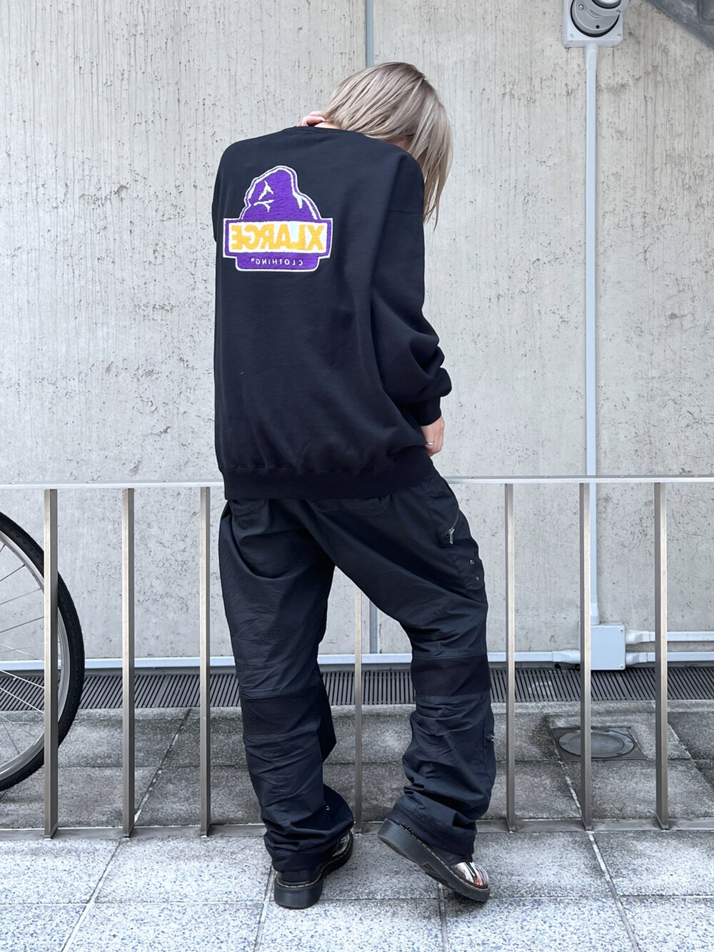 「XLARGEのTWO TONE BACKSIDE OG CREWNECK SWEAT（スウェット、ブラック系）」を使った、Raさん（レディース・156cm）の夏コーディネートの5枚目の写真