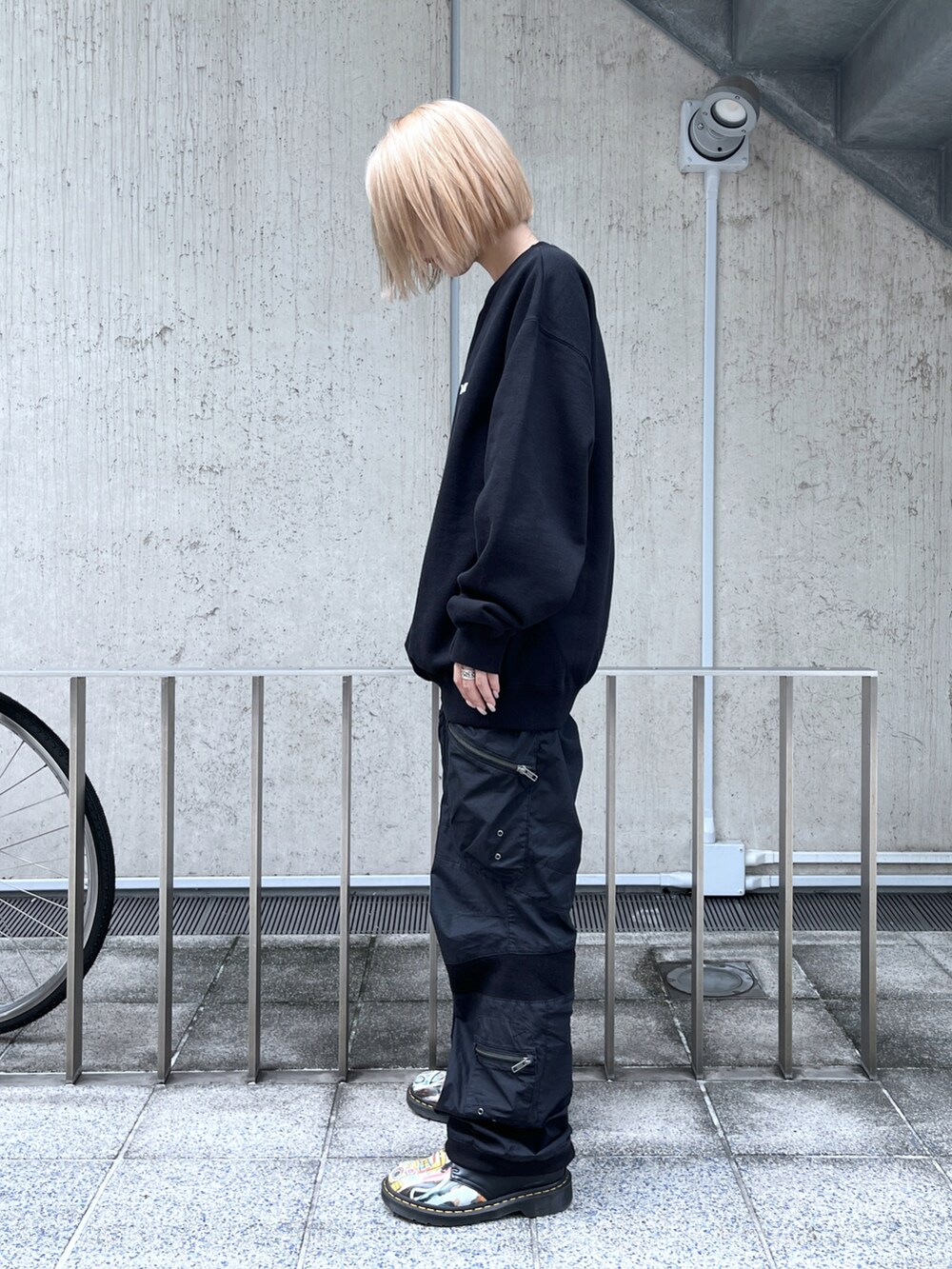 「XLARGEのTWO TONE BACKSIDE OG CREWNECK SWEAT（スウェット、ブラック系）」を使った、Raさん（レディース・156cm）の夏コーディネートの3枚目の写真