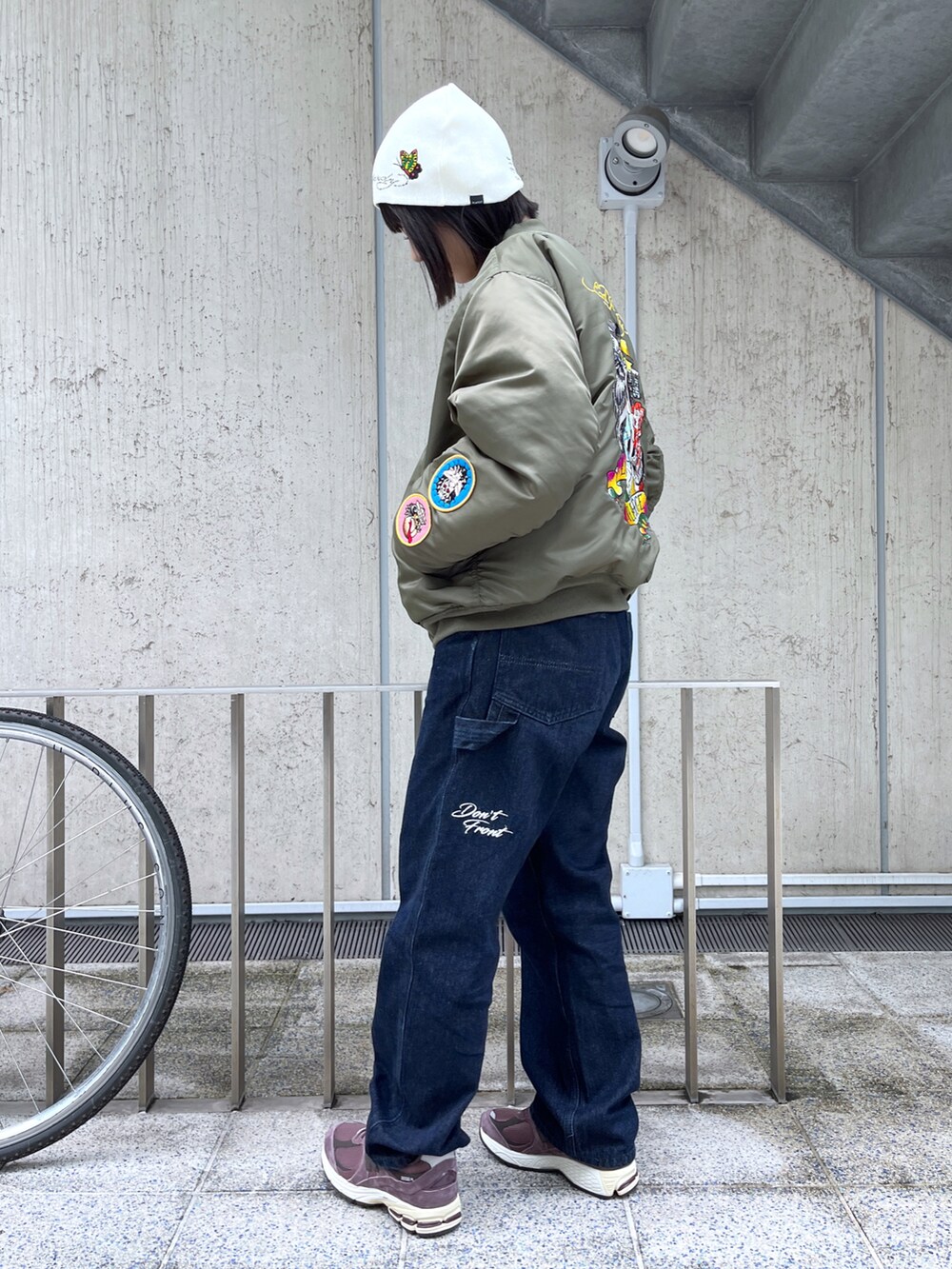 「XLARGEのEMBROIDERY PAINTER PANTS（その他パンツ、ブルー系）」を使った、Raさん（レディース・156cm）の秋コーディネートの3枚目の写真