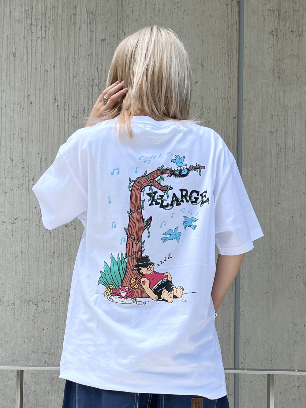 「XLARGEのDAY DREAM S/S TEE/ グラフィック　半袖　Tシャツ（Tシャツ/カットソー、ホワイト系）」を使った、Raさん（レディース・156cm）の夏コーディネートの3枚目の写真