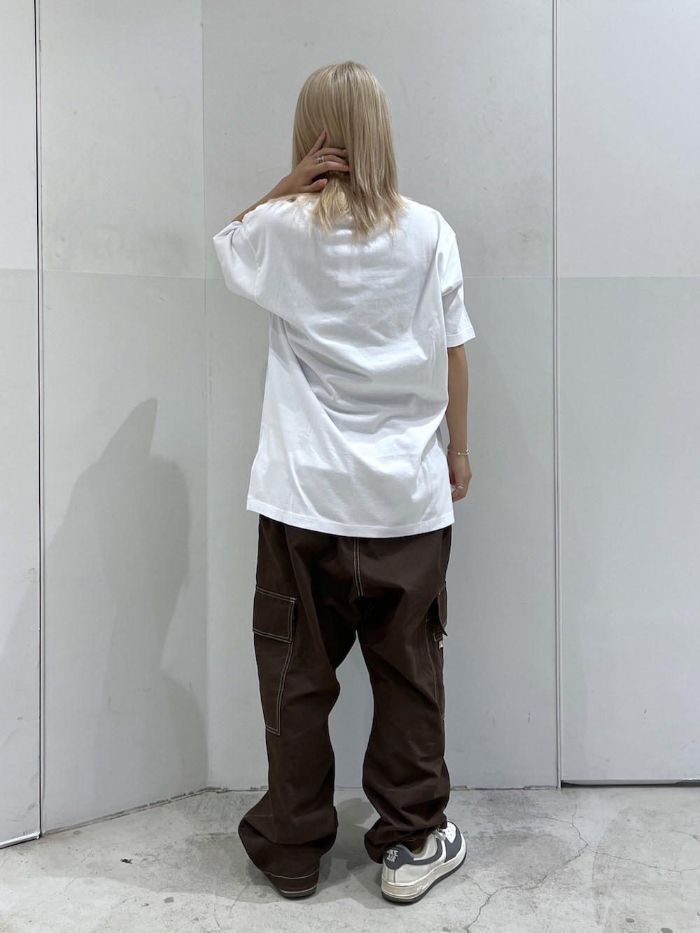 「XLARGEのSTITCHED RESORT CARGO PANTS（カーゴパンツ、ブラック系）」を使った、Raさん（レディース・156cm）の夏コーディネートの2枚目の写真