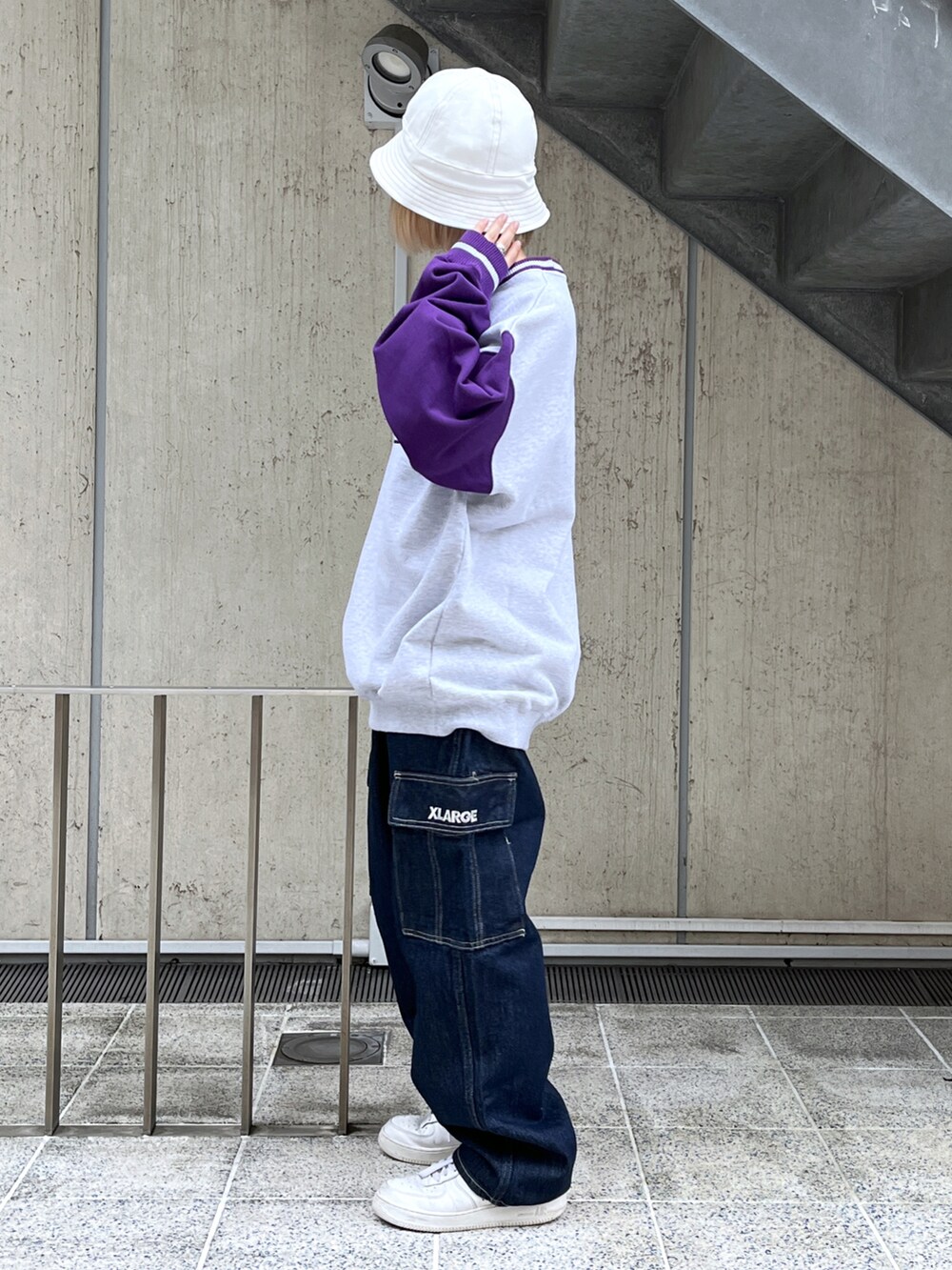 「XLARGEのRETRO CREWNECK SWEAT（スウェット、グレー系）」を使った、Raさん（レディース・156cm）の夏コーディネートの2枚目の写真
