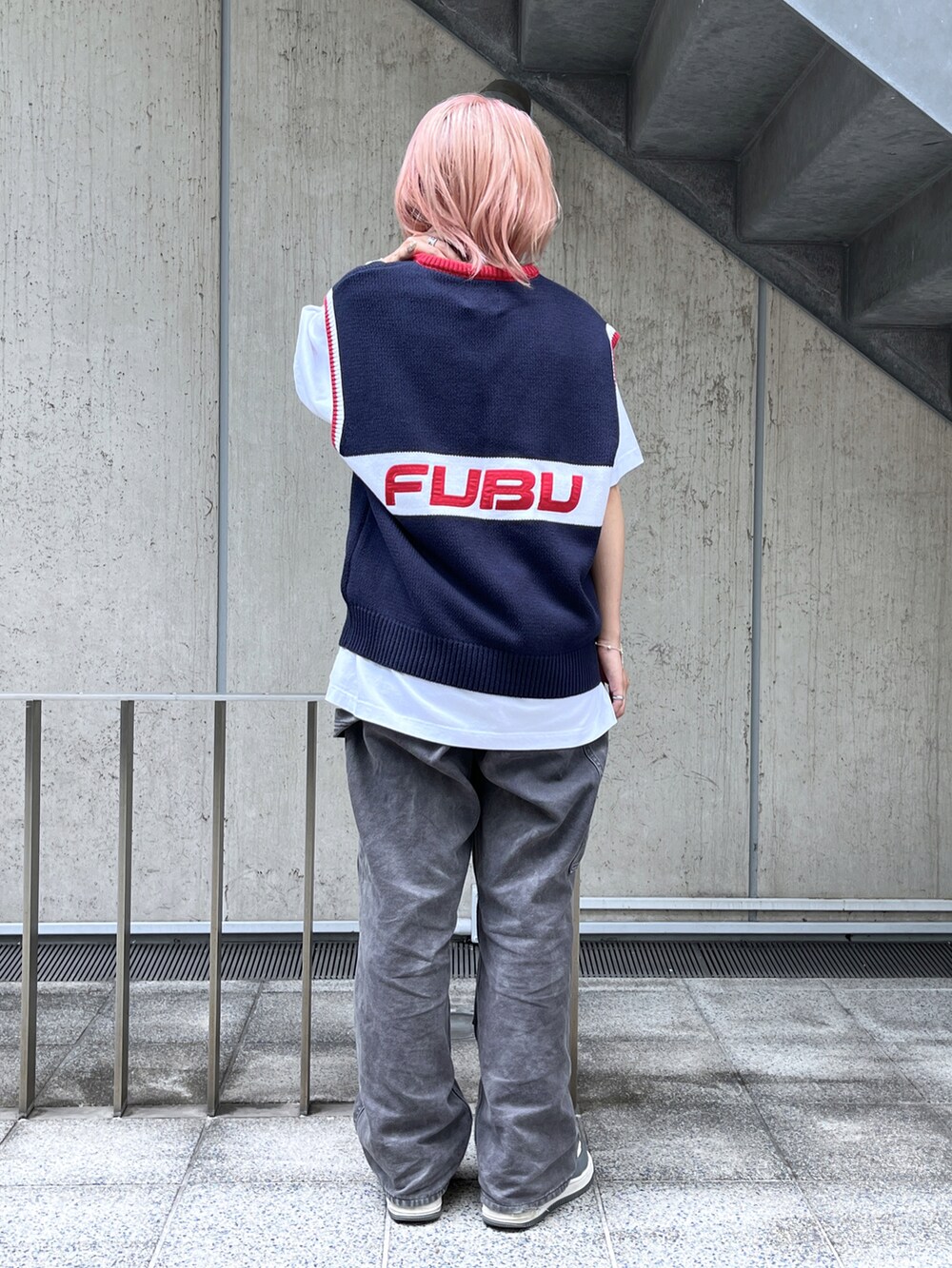 「XLARGEのXLARGE x FUBU KNIT VEST（ベスト、ブルー系）」を使った、Raさん（レディース・156cm）の夏コーディネートの2枚目の写真