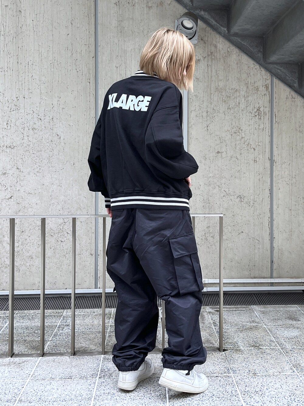 「XLARGEのEASY WIDE CARGO PANTS（カーゴパンツ、ブラック系）」を使った、Raさん（レディース・156cm）の夏コーディネートの3枚目の写真