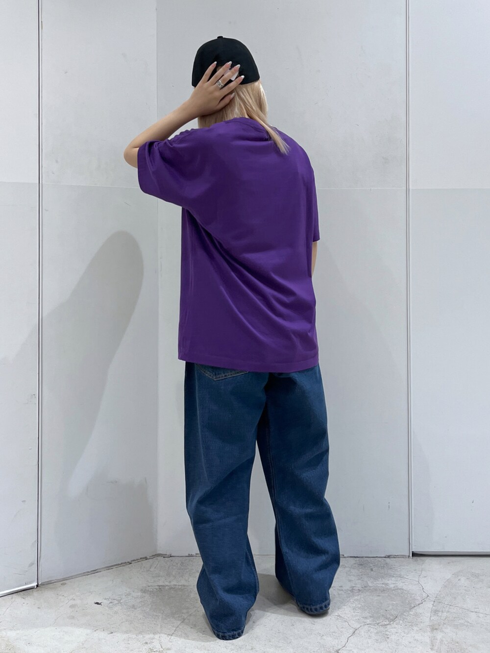 「XLARGEのRADIO LOGO S/S TEE/ グラフィック　半袖　Tシャツ（Tシャツ/カットソー、パープル系）」を使った、Raさん（レディース・156cm）の夏コーディネートの4枚目の写真