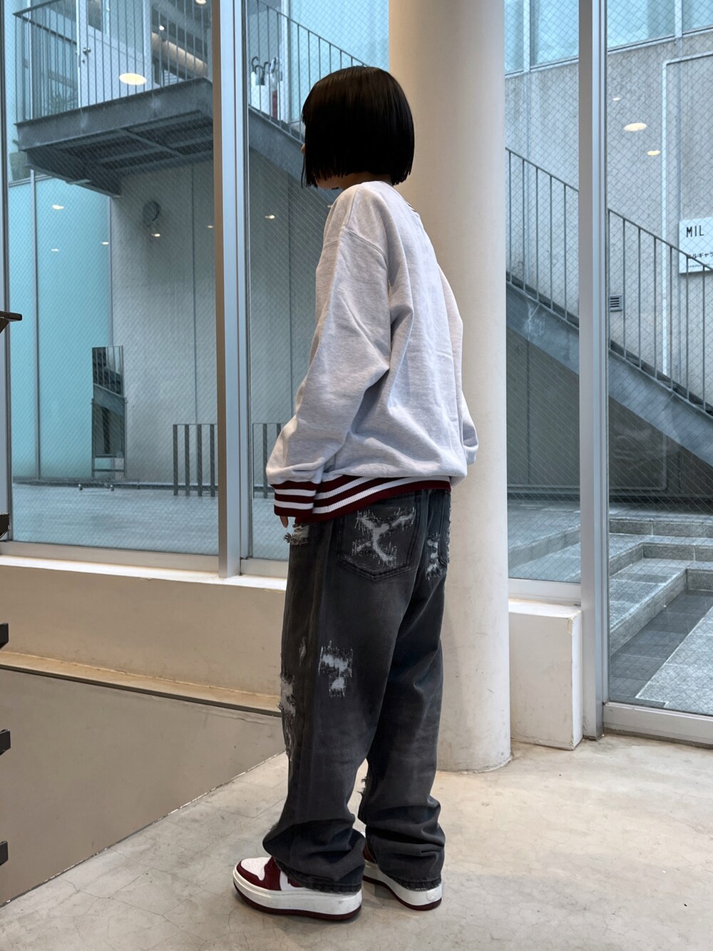 「XLARGEのCRASH DENIM PANTS/クラッシュ　ダメージ　デニム（デニムパンツ、ブラック系）」を使った、Raさん（レディース・156cm）の秋コーディネートの3枚目の写真