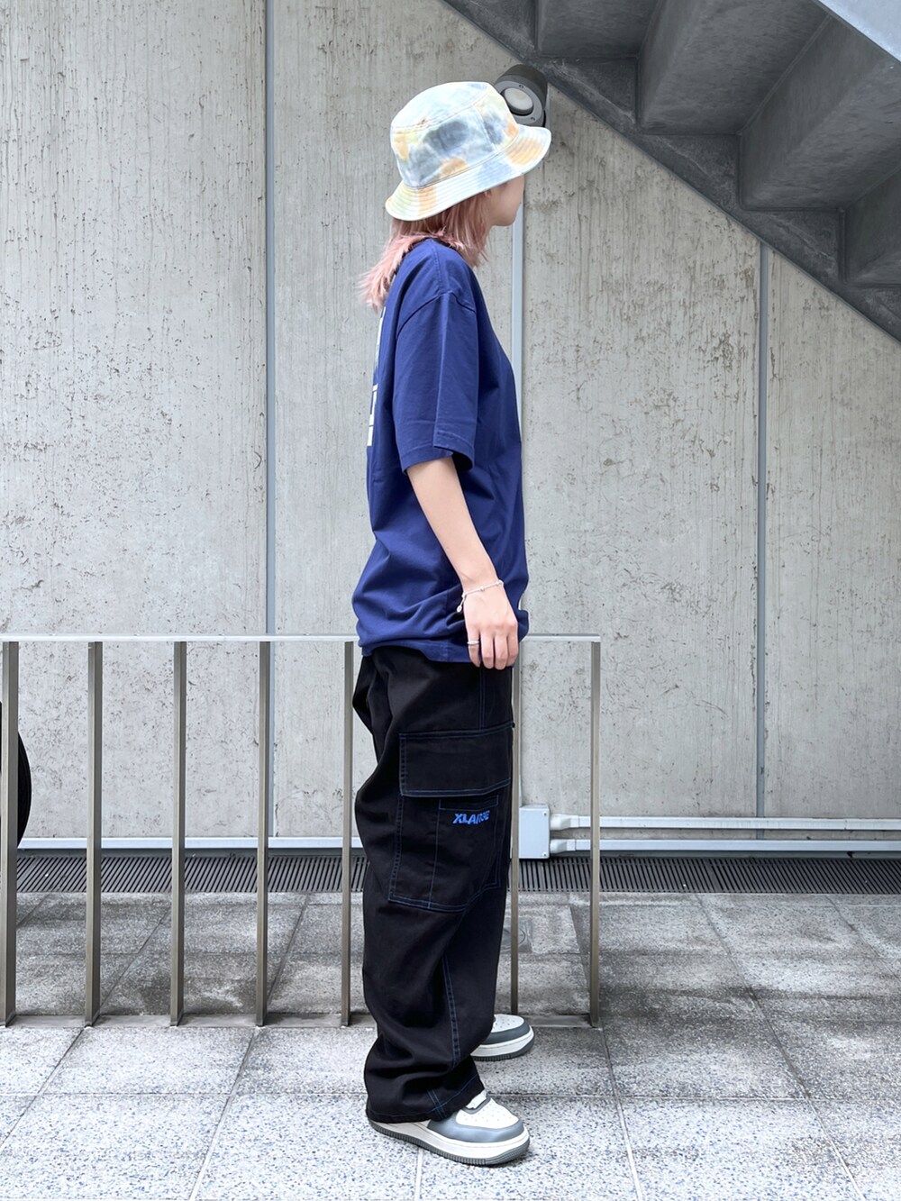 「XLARGEのBACKSIDE OG S/S TEE（Tシャツ/カットソー、ブルー系）」を使った、Raさん（レディース・156cm）の夏コーディネートの3枚目の写真