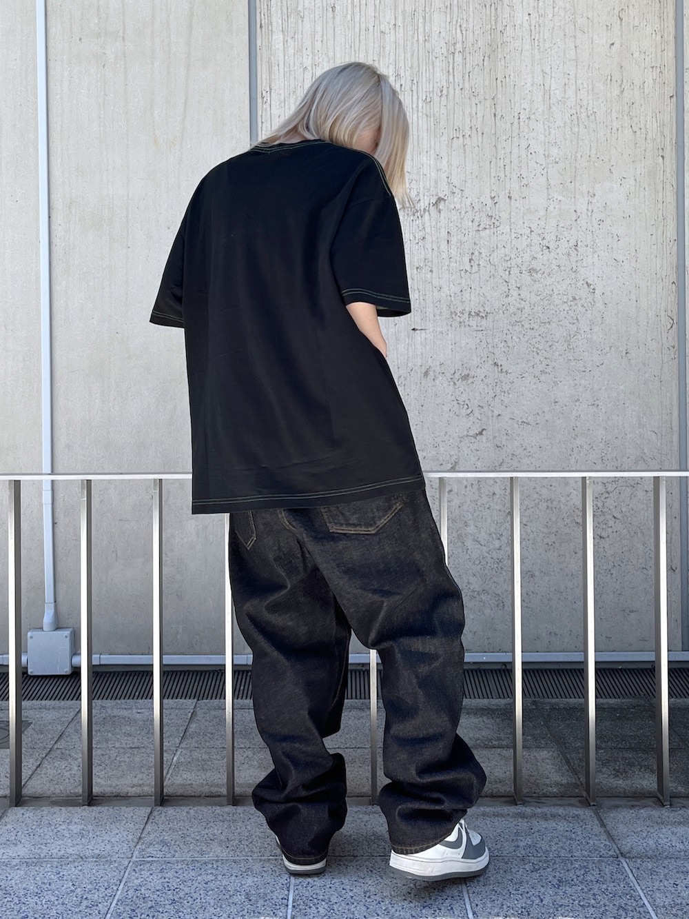 「XLARGEのOVERDYE SLANTED OG S/S TEE/加工　ロゴ　刺繍（Tシャツ/カットソー、ブラック系）」を使った、Raさん（レディース・156cm）の夏コーディネートの3枚目の写真