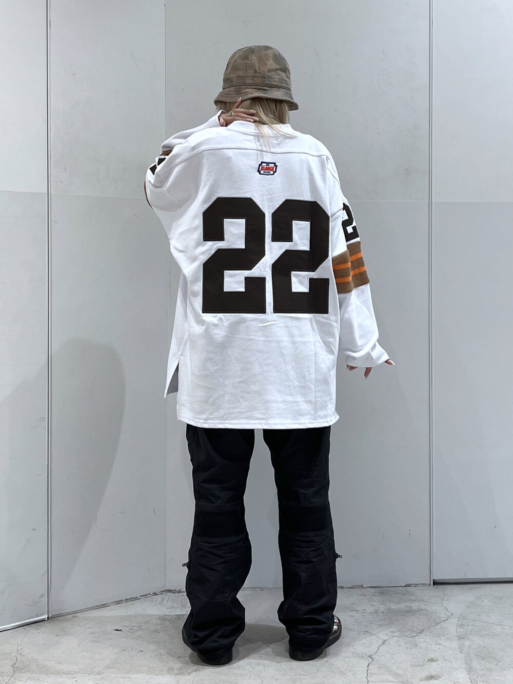 「XLARGEのLINE FOOTBALL L/S TEE（Tシャツ/カットソー、ホワイト系）」を使った、Raさん（レディース・156cm）の夏コーディネートの4枚目の写真