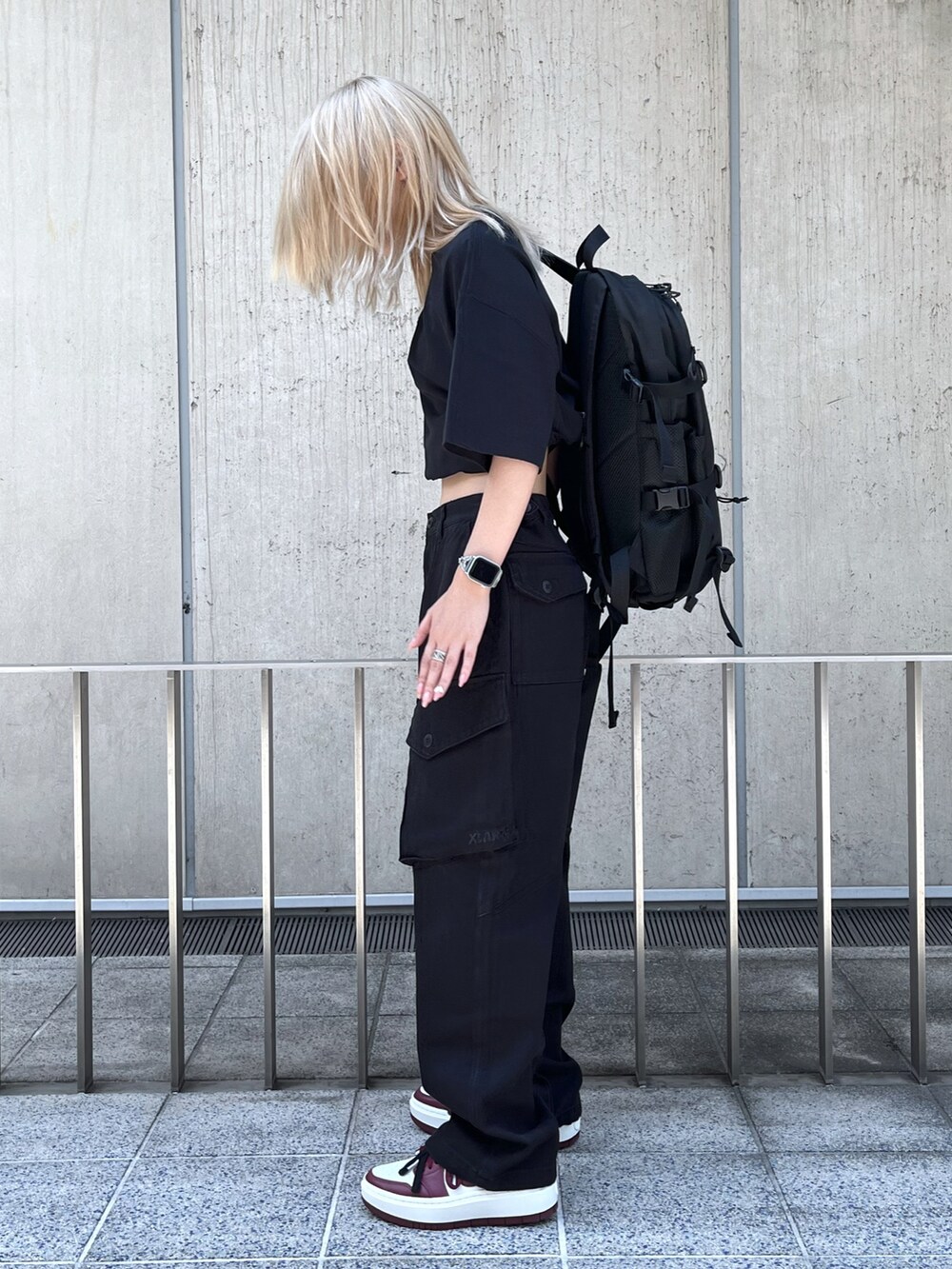 「XLARGEのOVERDYED CARGO PANTS/ オーバーダイ加工　カーゴ　パンツ（カーゴパンツ、ブラック系）」を使った、Raさん（レディース・156cm）の夏コーディネートの2枚目の写真