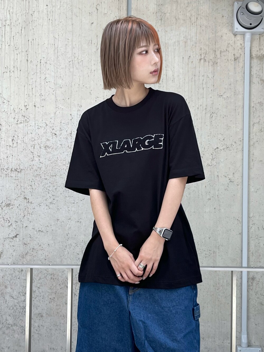 「XLARGEのCHENILLE STANDARD LOGO S/S TEE　メンズXLARGE　ロゴ　刺繍　半袖　Tシャツ（Tシャツ/カットソー、パープル系）」を使った、Raさん（レディース・156cm）の夏コーディネートの2枚目の写真