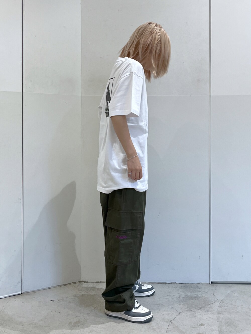 「XLARGEのSTITCHED RESORT CARGO PANTS（カーゴパンツ、グリーン系）」を使った、Raさん（レディース・156cm）の夏コーディネートの3枚目の写真