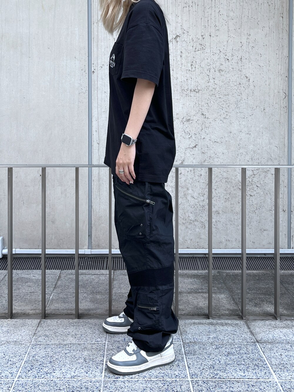 「XLARGEのMINI SLANTED OG LOGO S/S POCKET TEE（Tシャツ/カットソー、ブラック系）」を使った、Raさん（レディース・156cm）の夏コーディネートの3枚目の写真