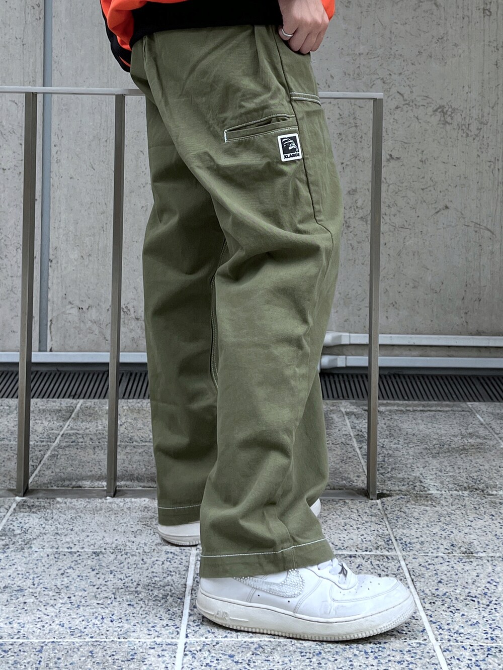 「XLARGEのOG TRACK JACKET（ブルゾン、オレンジ系）」を使った、Raさん（レディース・156cm）の夏コーディネートの2枚目の写真