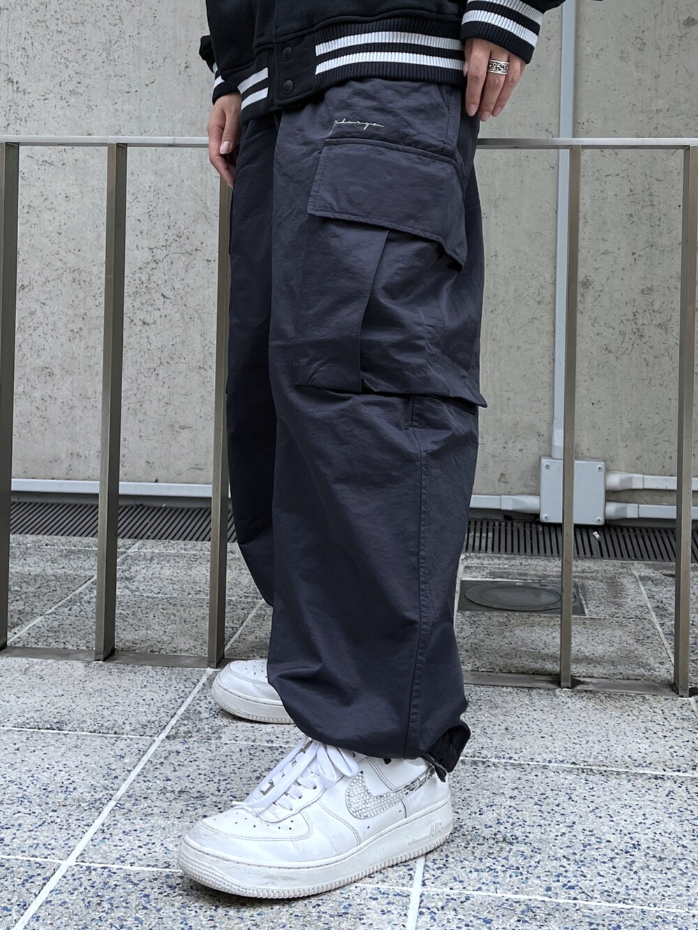 「XLARGEのEASY WIDE CARGO PANTS（カーゴパンツ、ブラック系）」を使った、Raさん（レディース・156cm）の夏コーディネートの5枚目の写真