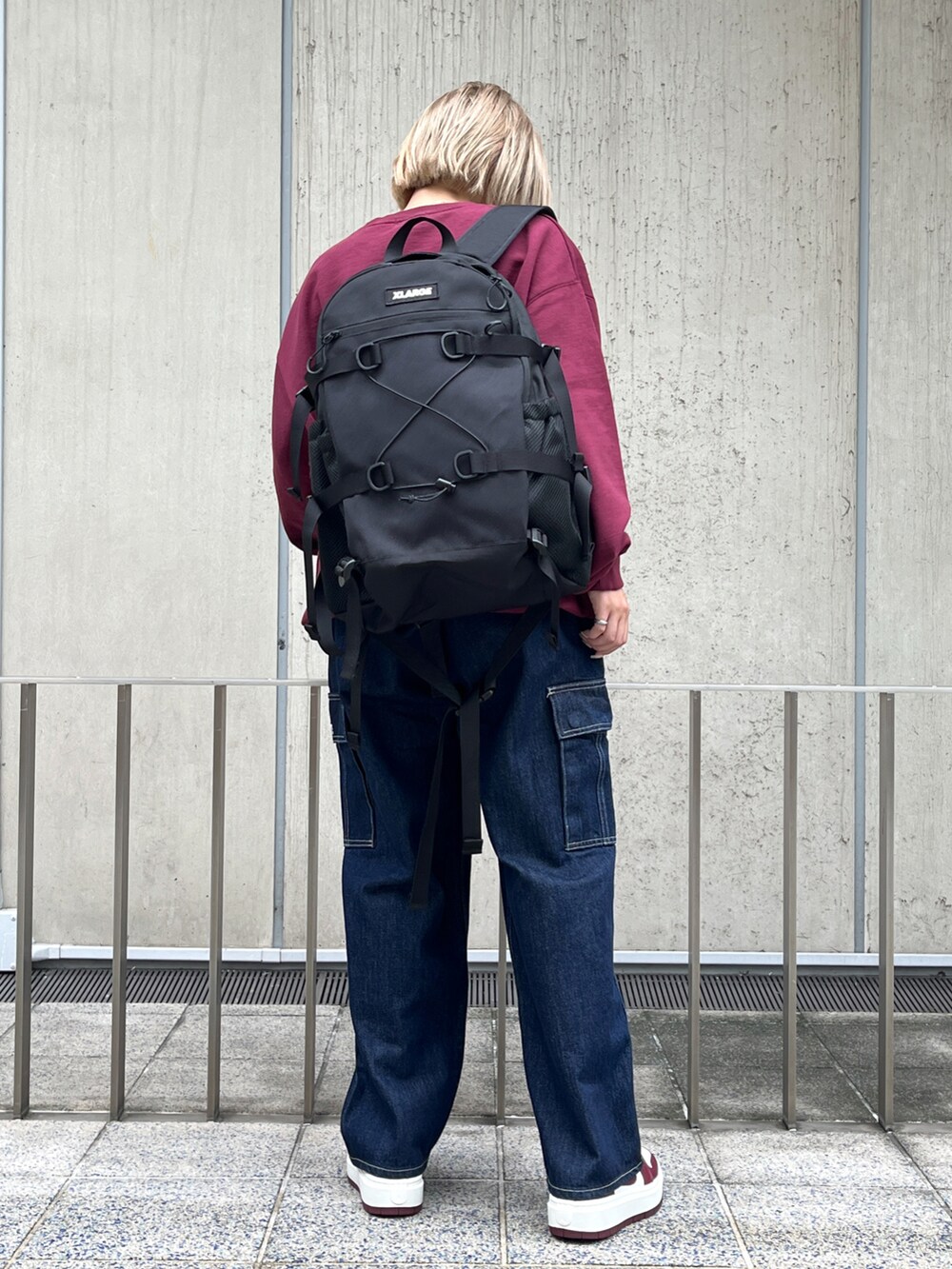 「XLARGEのSTANDARD LOGO TRUCK HOOK BACKPACK（バックパック/リュック、ブラック系）」を使った、Raさん（レディース・156cm）の夏コーディネートの3枚目の写真