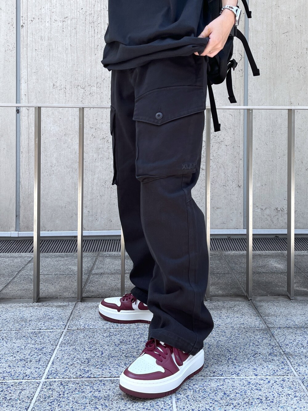 「XLARGEのOVERDYED CARGO PANTS/ オーバーダイ加工　カーゴ　パンツ（カーゴパンツ、ブラック系）」を使った、Raさん（レディース・156cm）の夏コーディネートの5枚目の写真