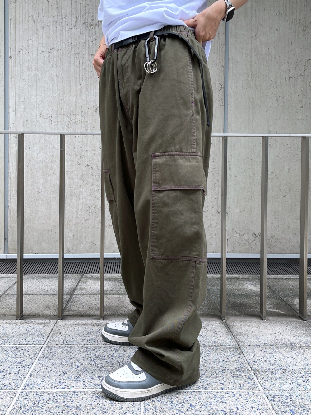 「XLARGEのSTITCHED RESORT CARGO PANTS（カーゴパンツ、グリーン系）」を使った、Raさん（レディース・156cm）の夏コーディネートの5枚目の写真