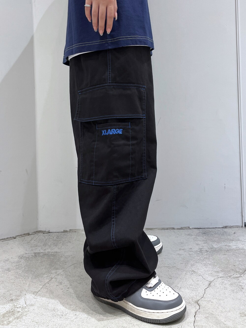 「XLARGEのSTITCHED RESORT CARGO PANTS（カーゴパンツ、ブラック系）」を使った、Raさん（レディース・156cm）の夏コーディネートの3枚目の写真