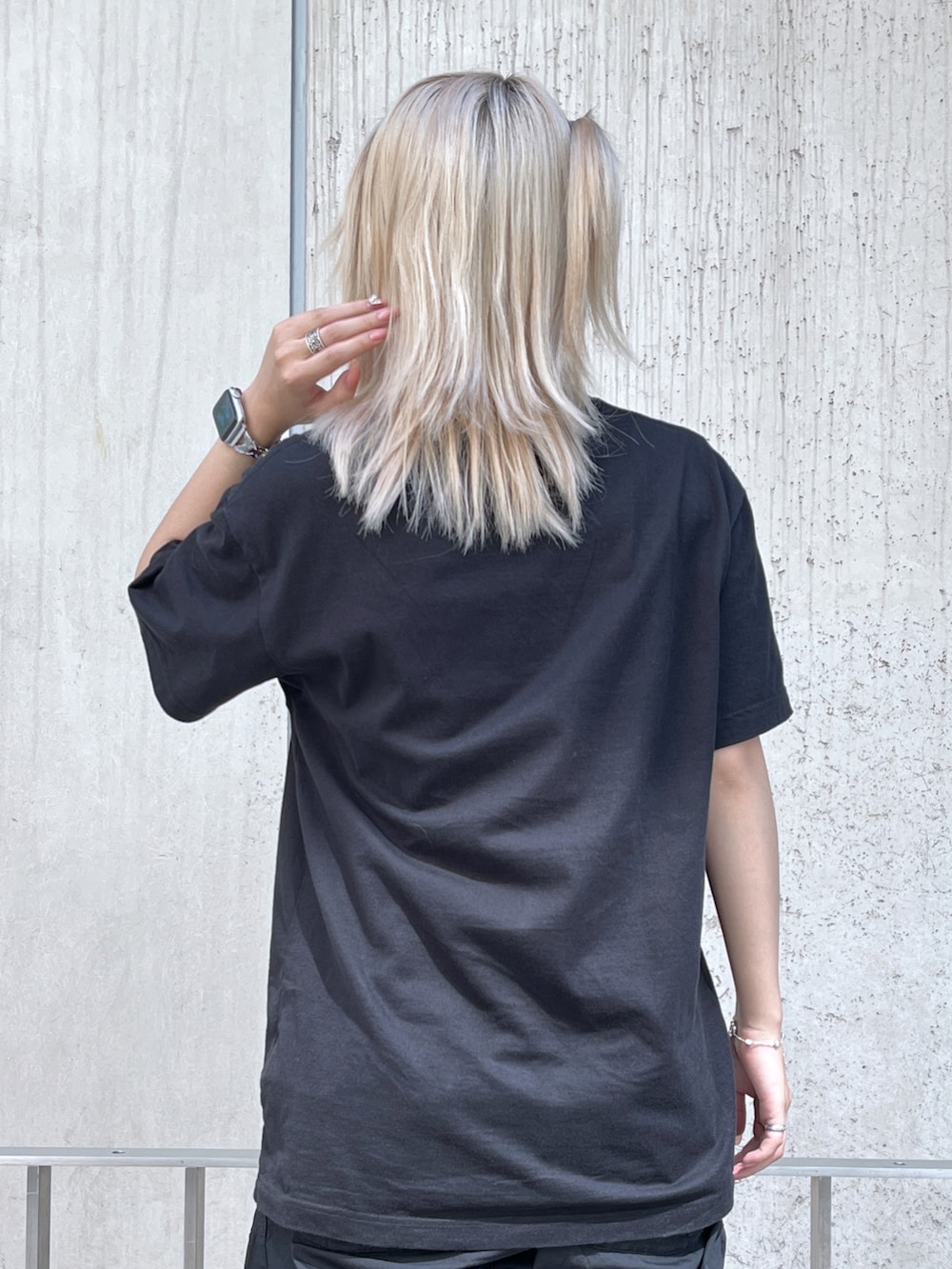 「XLARGEのMINI SLANTED OG LOGO S/S POCKET TEE（Tシャツ/カットソー、ブラック系）」を使った、Raさん（レディース・156cm）の夏コーディネートの4枚目の写真