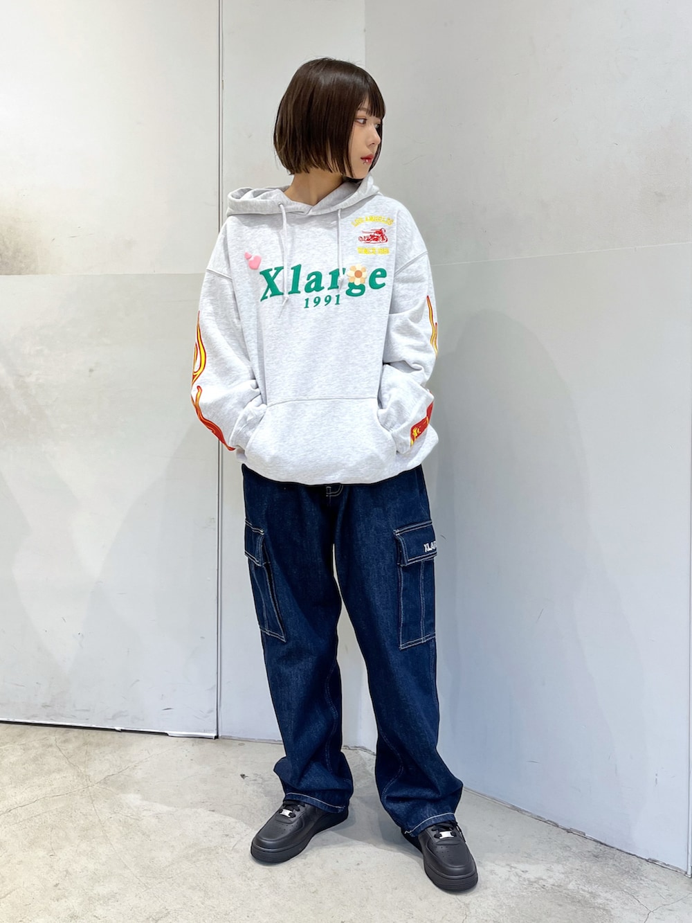 「XLARGEのPIGMENT DYLED PUFF LOGO PULLOVER HOODED SWEAT（パーカー、グレー系）」を使った、Raさん（レディース・156cm）の秋コーディネートの2枚目の写真