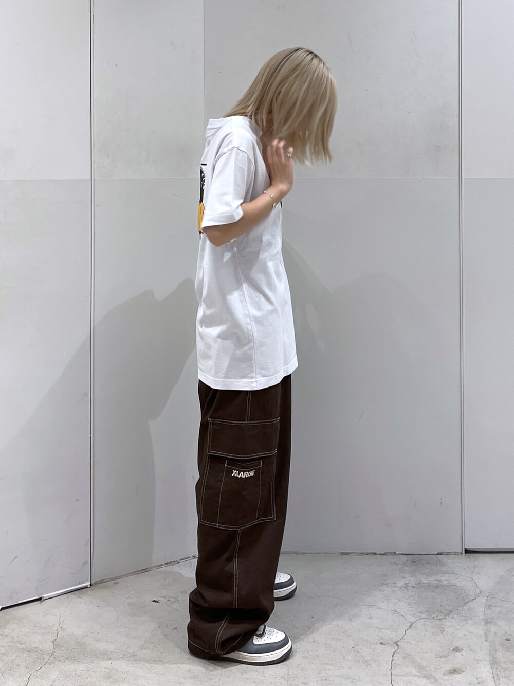 「XLARGEのSTITCHED RESORT CARGO PANTS（カーゴパンツ、ブルー系）」を使った、Raさん（レディース・156cm）の夏コーディネートの4枚目の写真