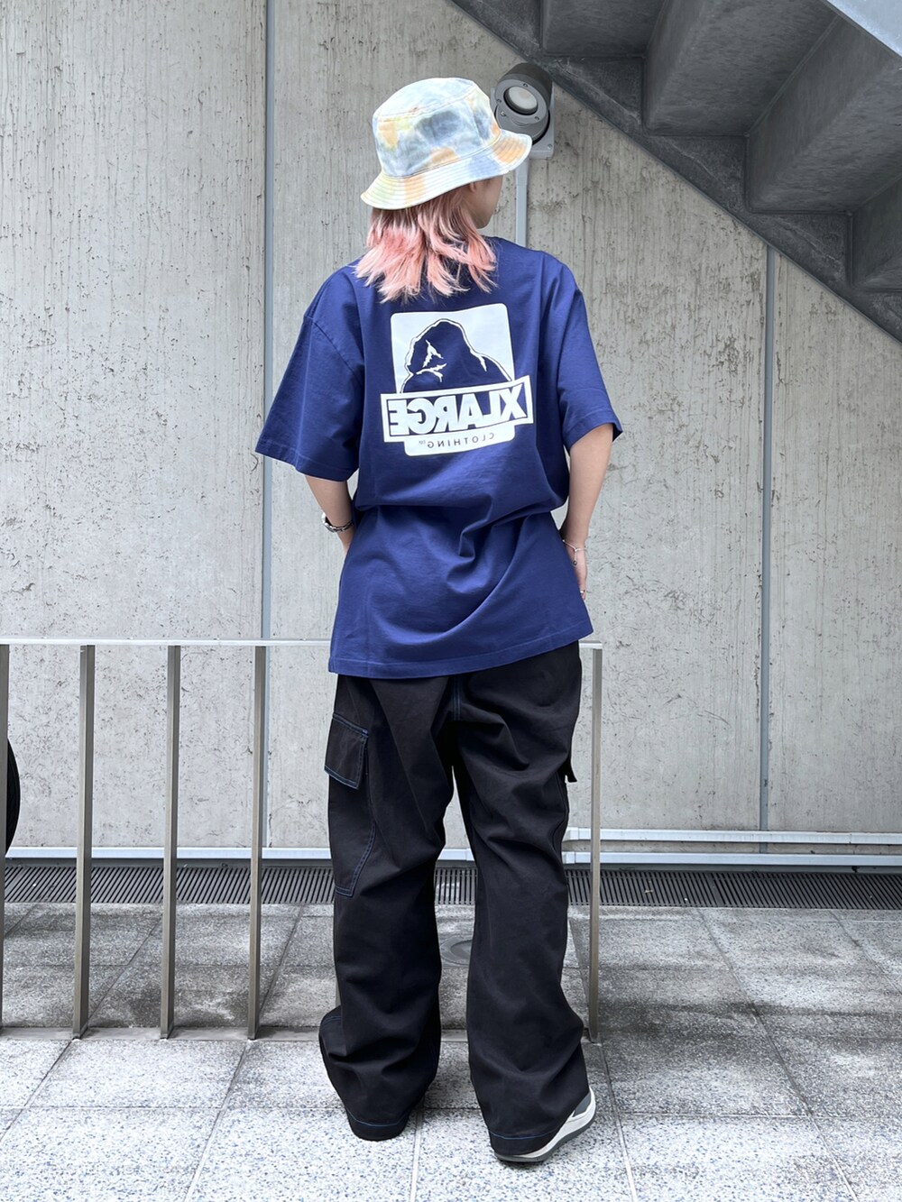 「XLARGEのBACKSIDE OG S/S TEE（Tシャツ/カットソー、ブルー系）」を使った、Raさん（レディース・156cm）の夏コーディネートの2枚目の写真