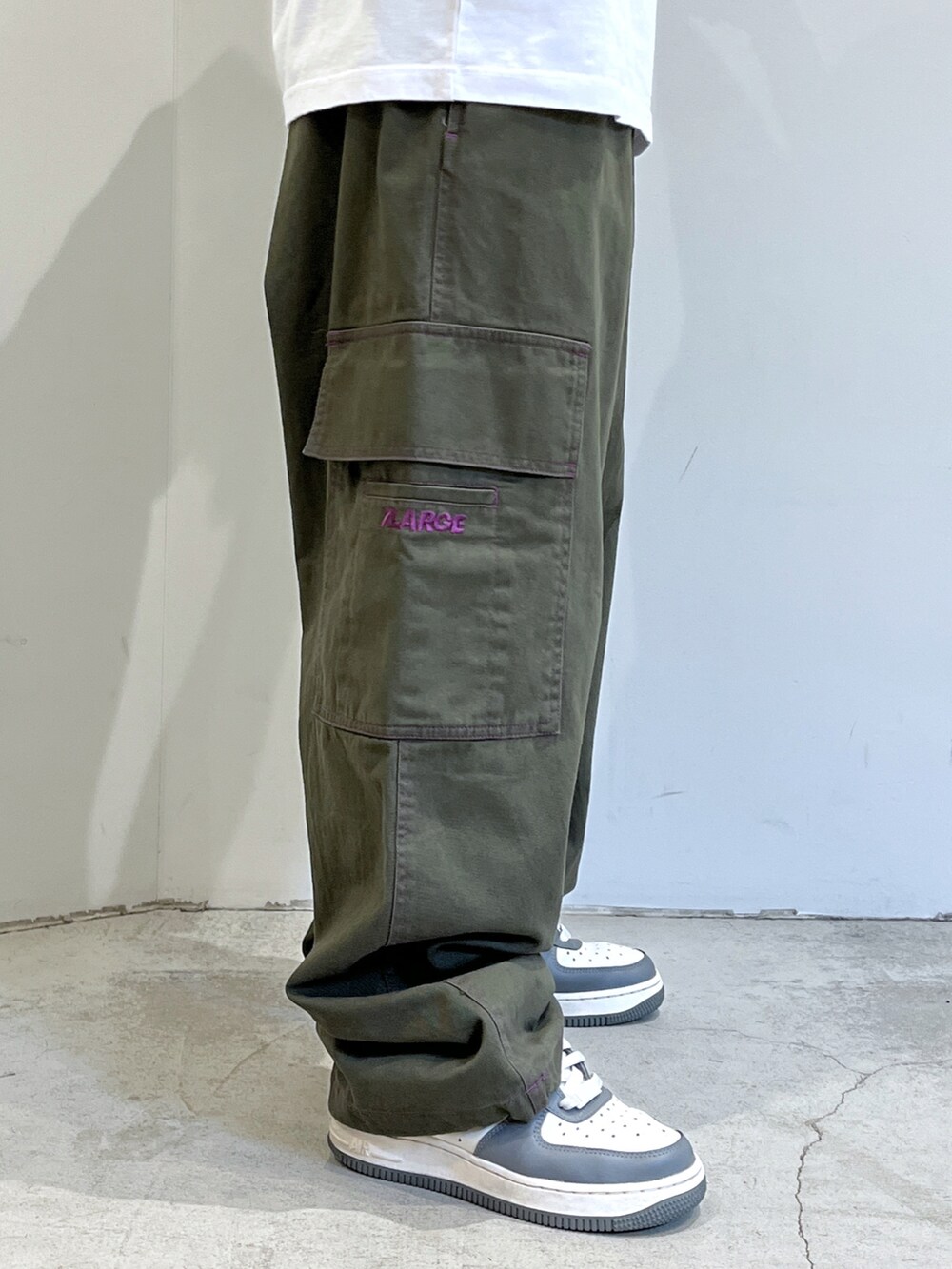 「XLARGEのSTITCHED RESORT CARGO PANTS（カーゴパンツ、グリーン系）」を使った、Raさん（レディース・156cm）の夏コーディネートの5枚目の写真