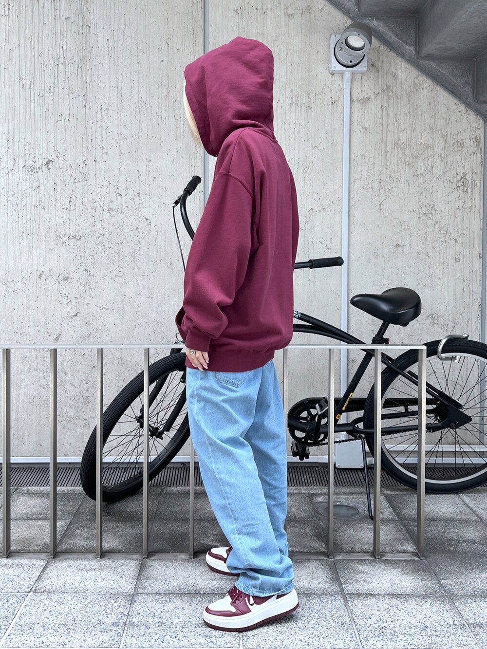 「XLARGEのEMBROIDERY DENIM PANT（デニムパンツ、ブルー系）」を使った、Raさん（レディース・156cm）の夏コーディネートの2枚目の写真