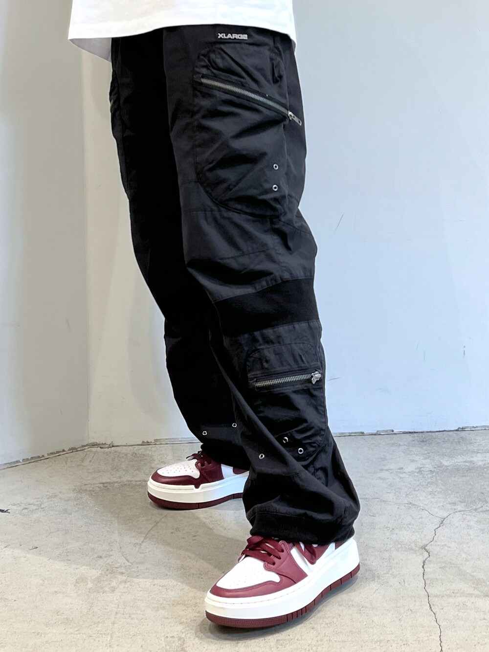「XLARGEのACTION CARGO PANTS（カーゴパンツ、ブラック系）」を使った、Raさん（レディース・156cm）の夏コーディネートの3枚目の写真