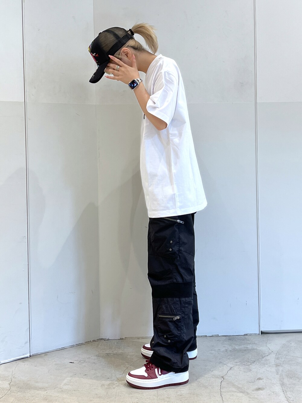 「XLARGEのACTION CARGO PANTS（カーゴパンツ、ブラック系）」を使った、Raさん（レディース・156cm）の夏コーディネートの4枚目の写真