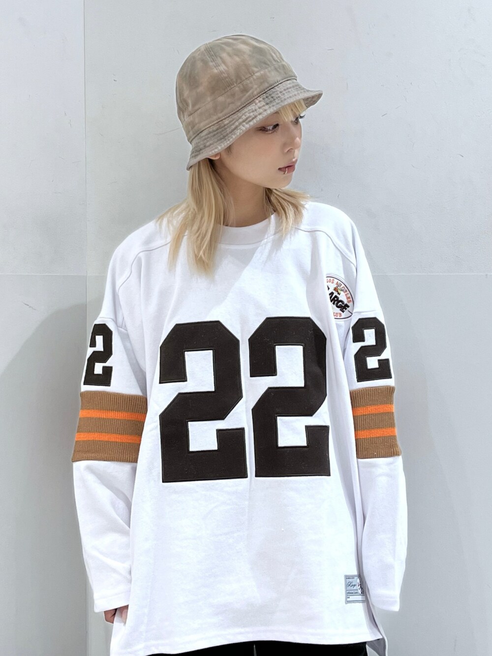 「XLARGEのLINE FOOTBALL L/S TEE（Tシャツ/カットソー、ホワイト系）」を使った、Raさん（レディース・156cm）の夏コーディネートの2枚目の写真
