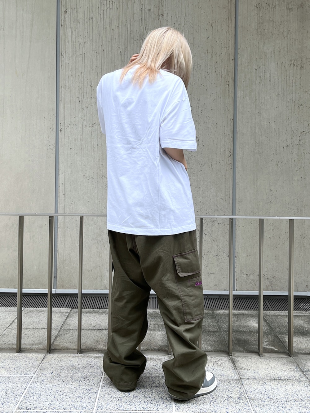 「XLARGEのSTITCHED RESORT CARGO PANTS（カーゴパンツ、グリーン系）」を使った、Raさん（レディース・156cm）の夏コーディネートの3枚目の写真