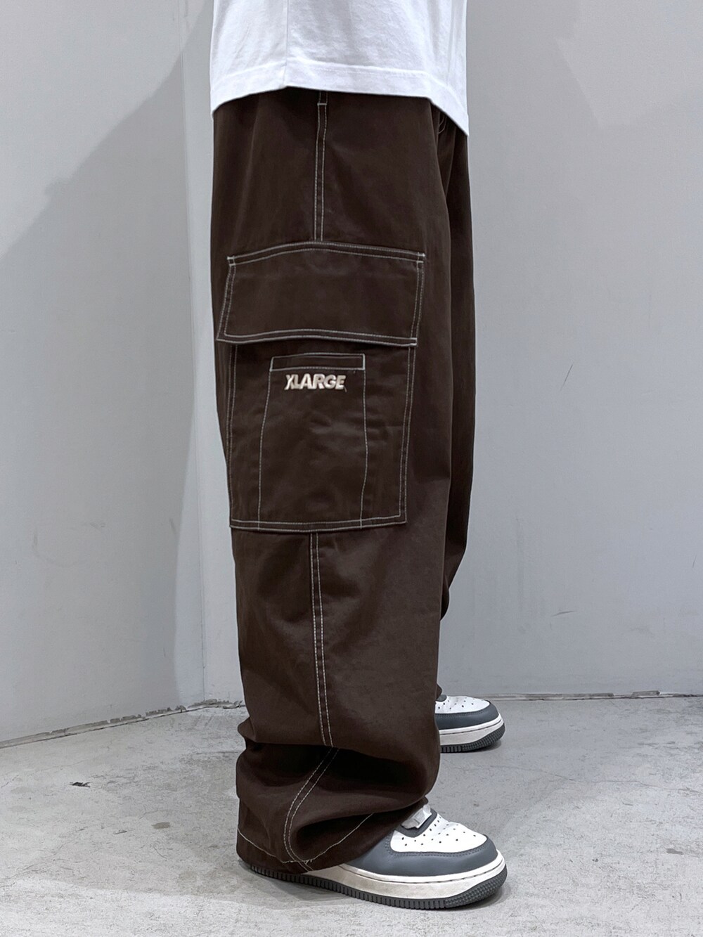 「XLARGEのSTITCHED RESORT CARGO PANTS（カーゴパンツ、ブルー系）」を使った、Raさん（レディース・156cm）の夏コーディネートの5枚目の写真