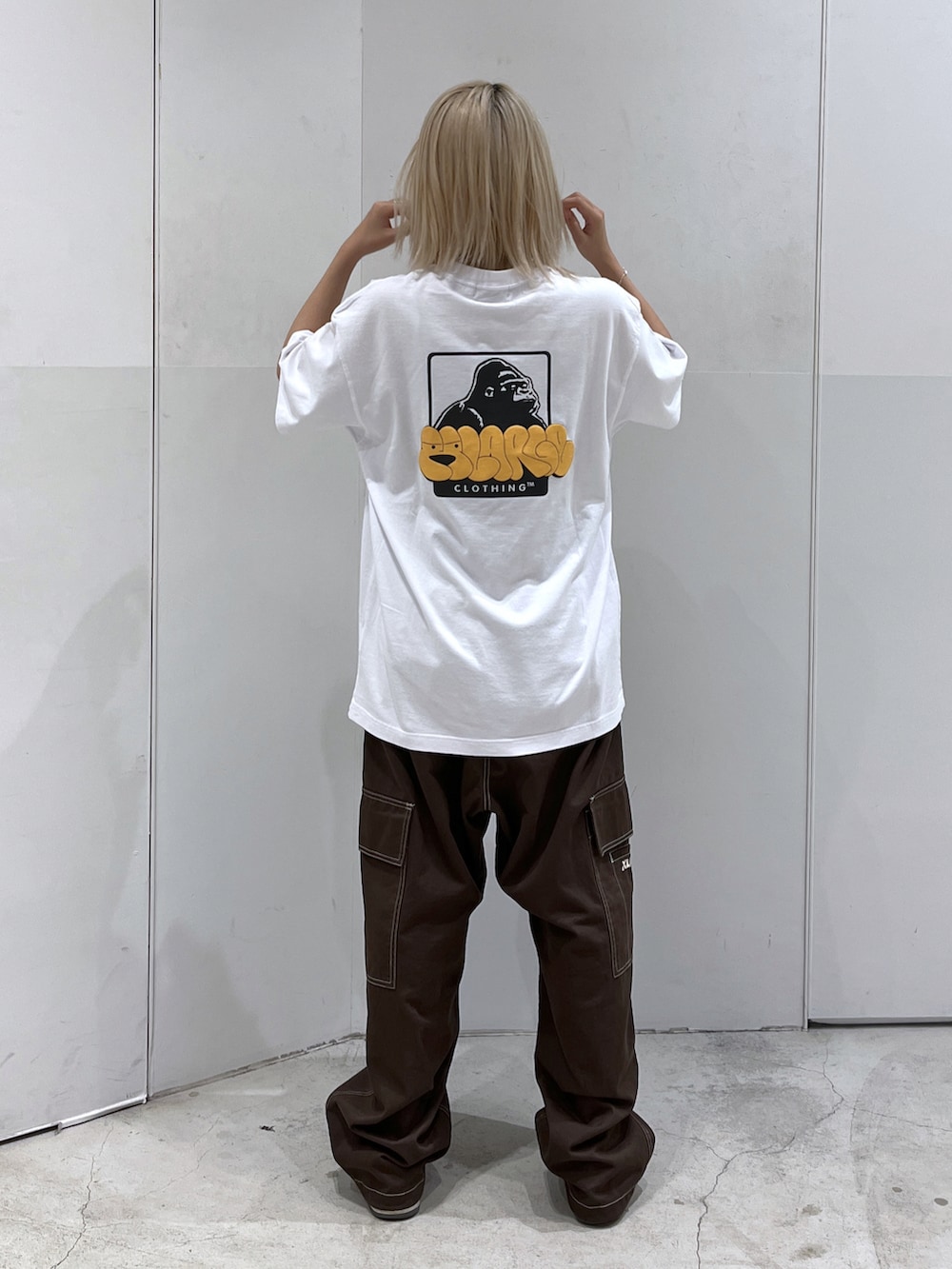 「XLARGEのSTITCHED RESORT CARGO PANTS（カーゴパンツ、ブルー系）」を使った、Raさん（レディース・156cm）の夏コーディネートの2枚目の写真